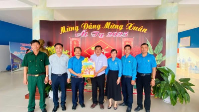 Lãnh đạo phường Hòa Phú chúc Tết năm 2025